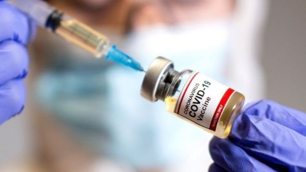 Estudos apontam que a imunidade conferida pela vacina contra Covid-19 pode cair a partir de seis meses em relação a casos mais leves da doença (Foto: Reuters)