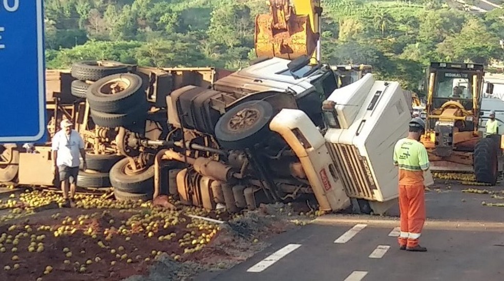 Carreta tomba, espalha laranja na pista e interdita parcialmente rodovia em Jaú — Foto: Diário do Jahu/Divulgação
