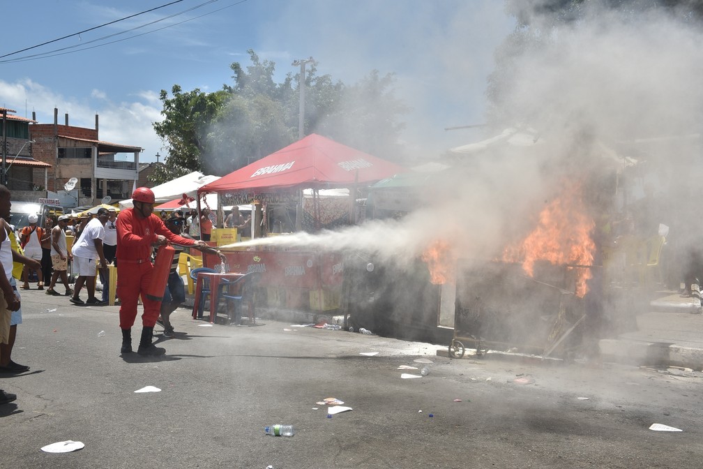 Bombeiros apagaram incêndio em carrinho de ambulante — Foto: Max Haack/Ag. Haack