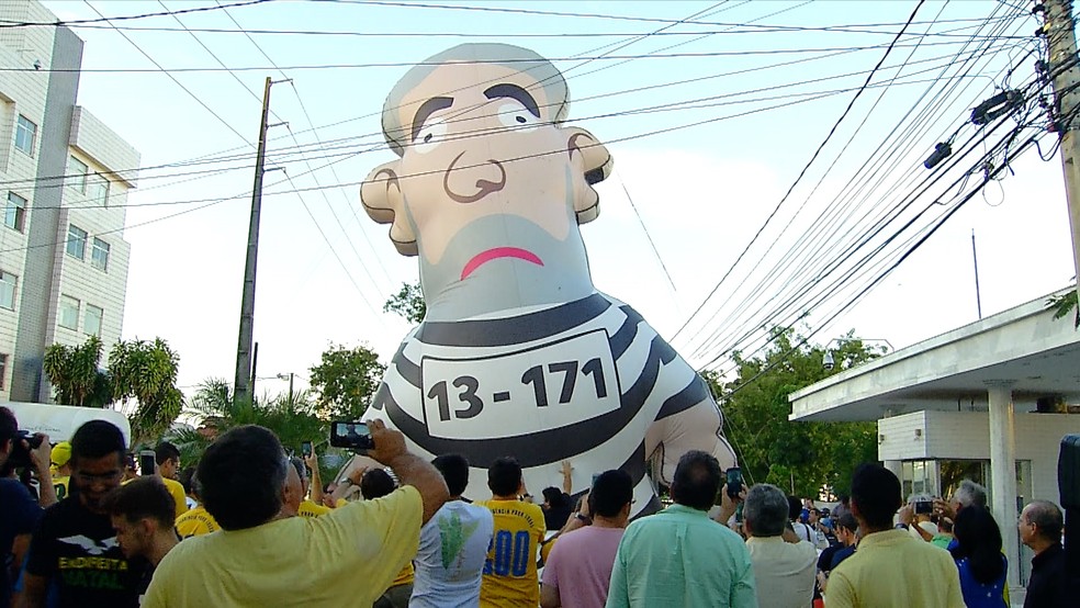 Boneco inflÃ¡vel do presidente Lula com roupa de presidiÃ¡rio foi levado para o protesto em Natal (Foto: ReproduÃ§Ã£o/Inter TV Cabugi)