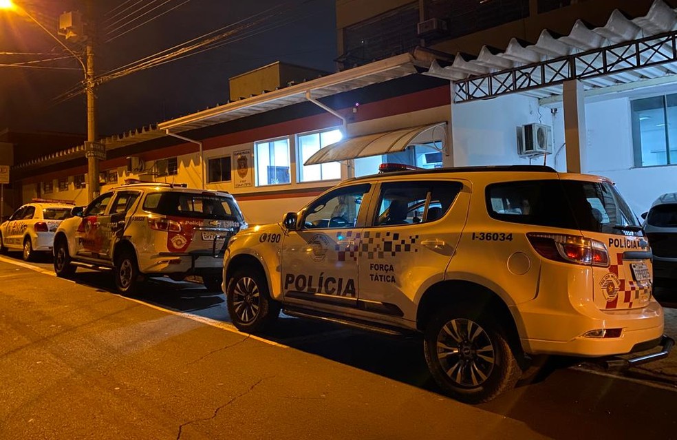 Viaturas da PM em frente ao Plantão Policial de Limeira durante a apresentação da ocorrência — Foto: Daniel Mafra/ EPTV 