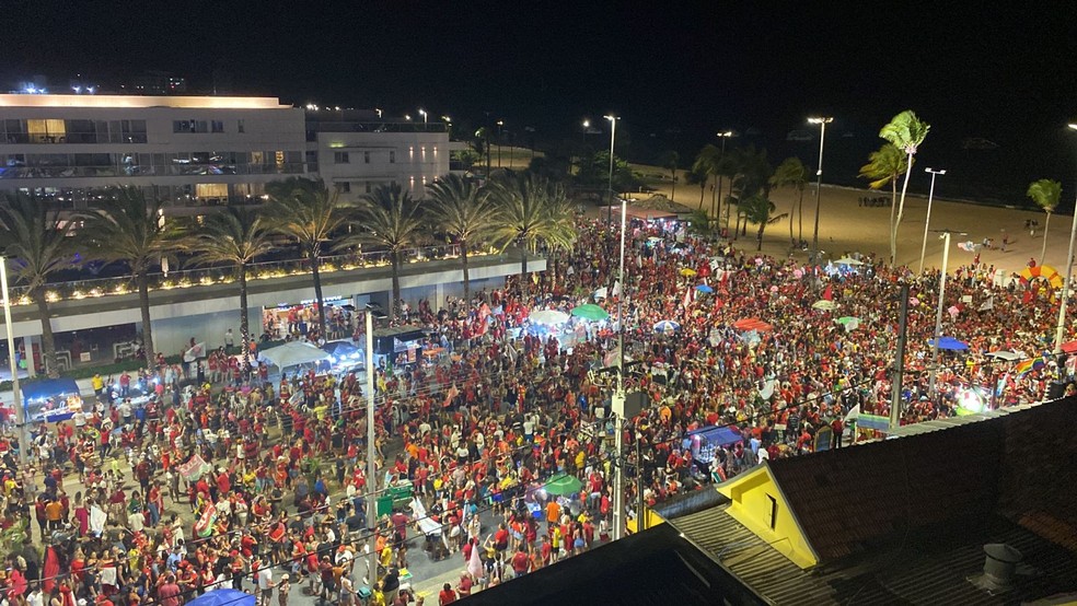 Eleitores de Lula comemoram a vitória do petista na orla de João Pessoa. — Foto: Foto: Sílvia Torres/TV Cabo Branco 