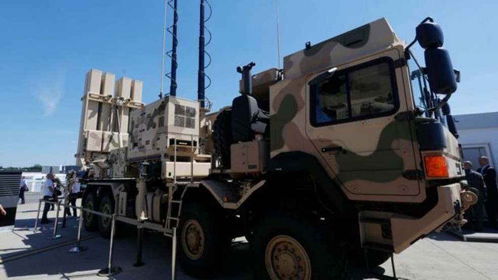 O veículo de radar multifuncional IRIS-T durante uma exposição em Berlim em junho de 2022. — Foto: Getty Images via BBC