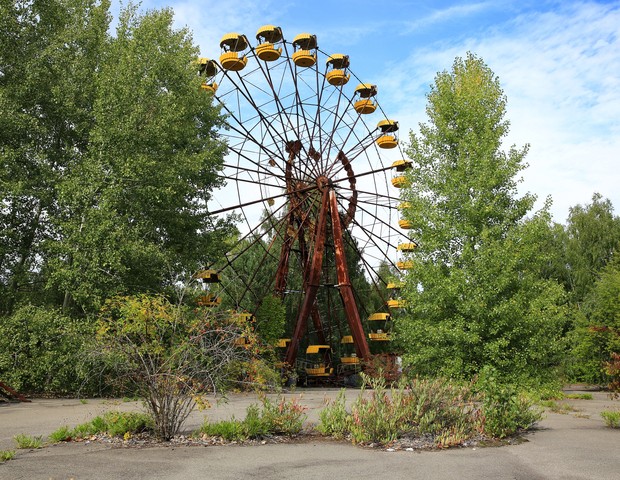 Ferris wheel in amusement park, which never opened. Located in the abandoned Pripyat city within Chernobyl exclusion zone. Giant rusty ferris wheel is a tragic symbol of the Chernobyl disaster. The  ferris wheel are surrounded by tall green trees. The pla (Foto: Getty Images)