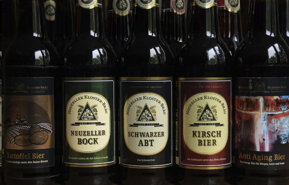 Uma lei alemã desencoraja o uso de latas de bebidas, e 80% da cerveja da cervejaria Neuzelle é vendida em garrafas