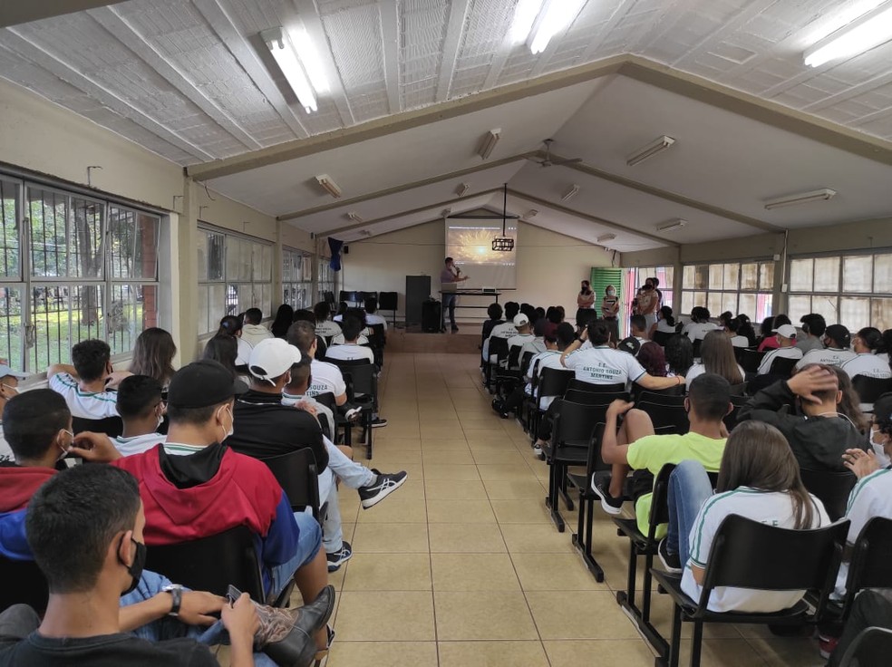 Momento de acolhimento com alunos da Escola Polivalente em Ituiutaba após estudante ter sido esfaqueada — Foto: Redes Sociais