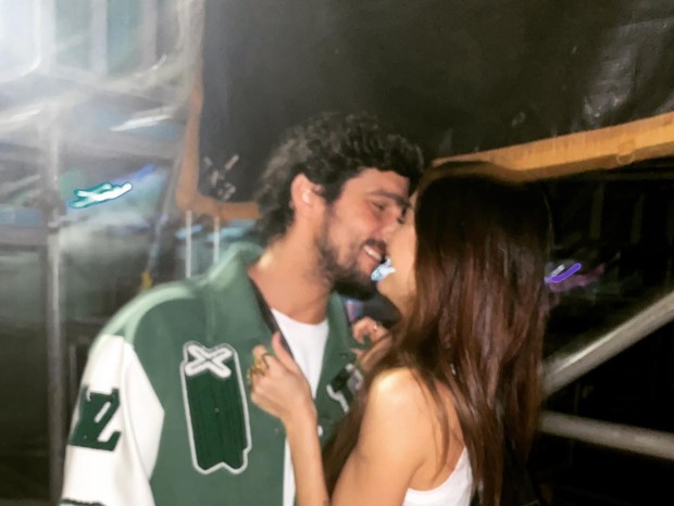 Thaila Ayala posa em clima de romance com Renato Góes (Foto: Reprodução/Instagram)
