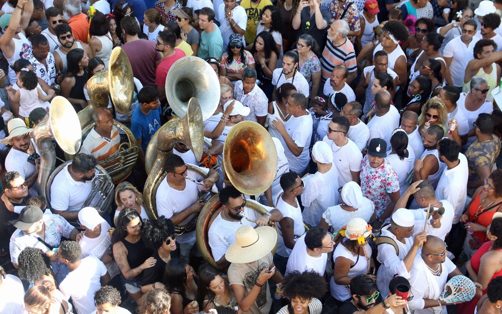 Músicos desfilam em meio à multidão que acompanha as Águas de Oxalá em Olinda — Foto: Marlon Costa/Pernambuco Press
