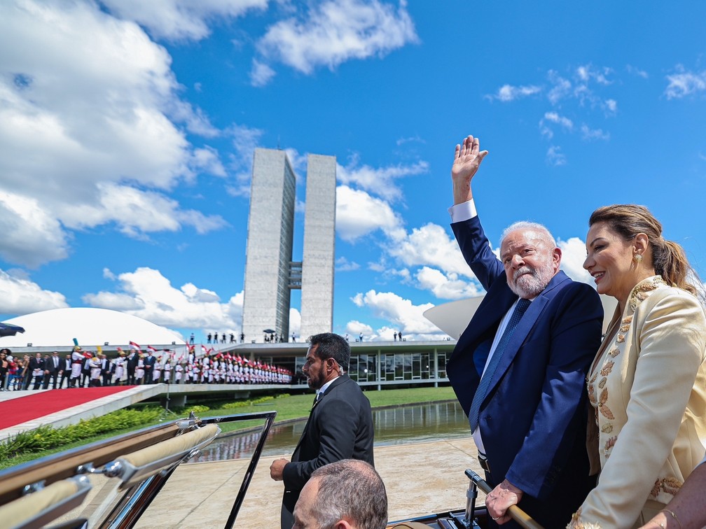 Lula desfila em carro aberto antes da cerimônia de posse, em Brasília, neste domingo (1º) — Foto: Ricardo Stuckert/Divulgação