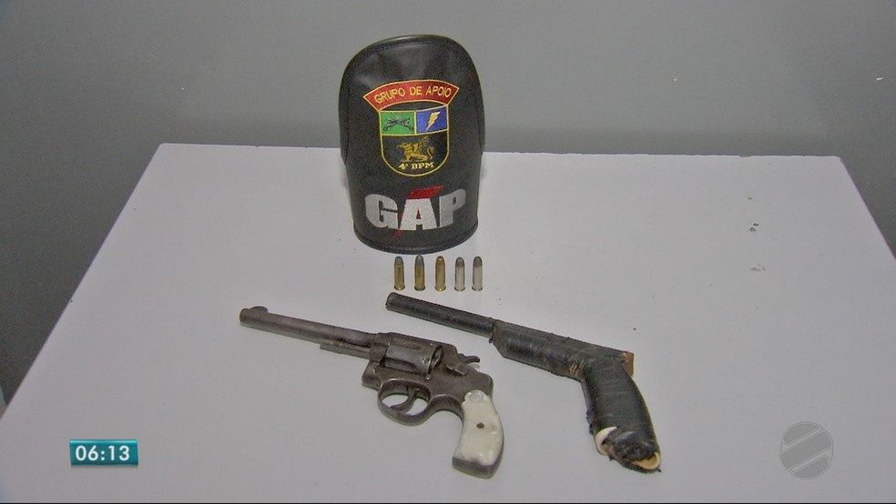 PM apreendeu um revÃ³lver calibre 38 e uma arma falsa com os ladrÃµes que morreram (Foto: TV Centro AmÃ©rica)