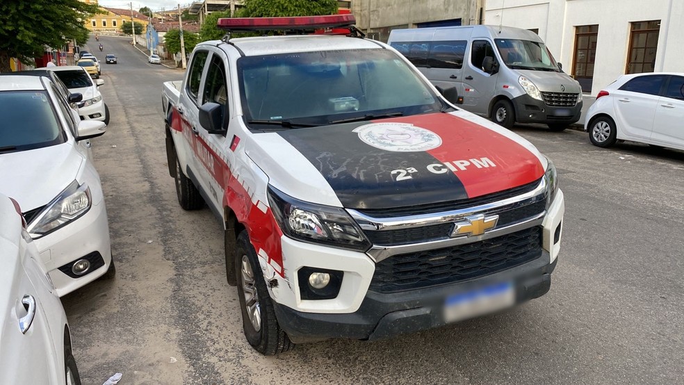 Carro da polícia envolvido no acidente está em frente à 2ª CIA Independente da PM, em Mamanguape — Foto: Antônio Vieira/TV Cabo Branco