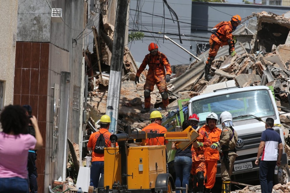 Equipes reforçam buscas de prédio desabado em Fortaleza — Foto: José Leomar/SVM