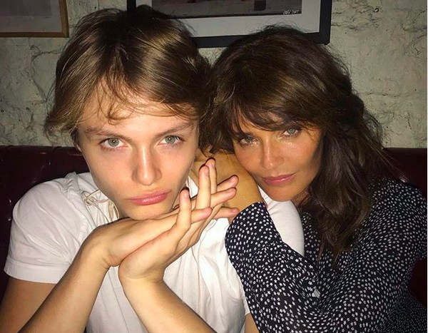 A modelo dinamarquesa Helena Christensen com o filho, Minugus, fruto de seu relacionamento com o ator Norman Reedus (Foto: Instagram)