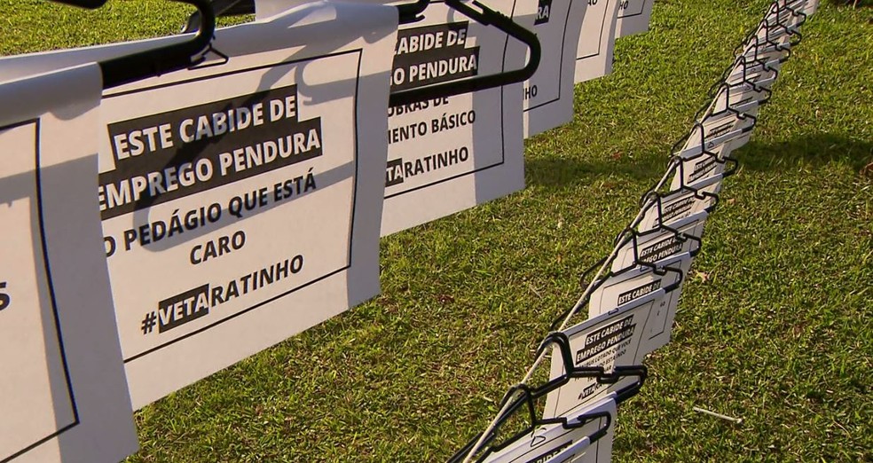 Itens foram pendurados em frente ao Palácio Iguaçu — Foto: RPC
