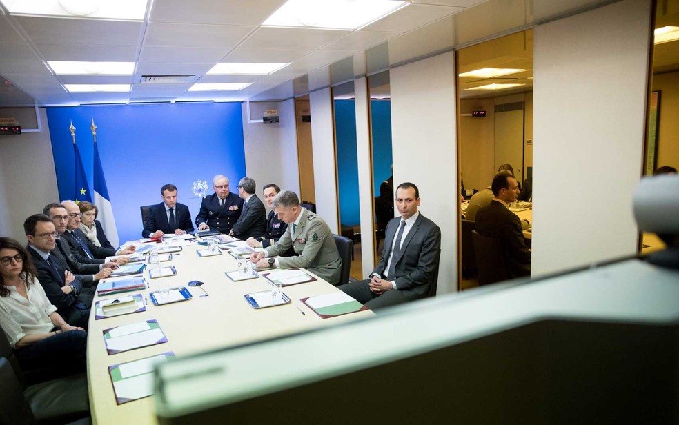 O presidente francês Emmanuel Macron participa de reunião como parte da operação conjunta de ataque aéreo britânico, francês e norte-americano (Foto: Emmanuel Macron / Twitter / via Reuters)