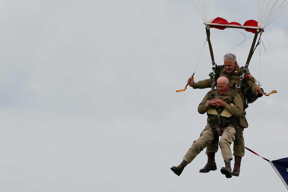 Tom Rice, 97, que serviu na Aeronáutica, faz um salto de paraquedas comemorativo na costa da Normandia nesta quarta-feira (5). — Foto: Pascal Rossignol/Reuters