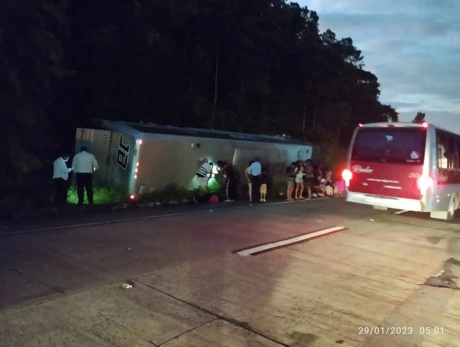 Ônibus de turismo tombou na Serra de Petrópolis, na altura do km 87 da BR-040