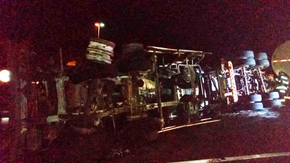 Acidente foi na Rodovia Comandante João Ribeiro de Barros (SP-274), em Inúbia Paulista — Foto: Polícia Rodoviária
