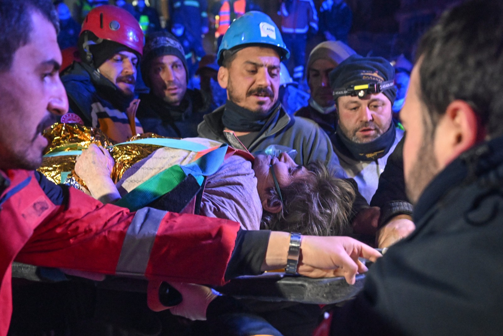 Fatma Gungor, 77, é resgatada com vida depois de mais de 210 horas sob os escombros — Foto: Agência Anadolu/Getty Images