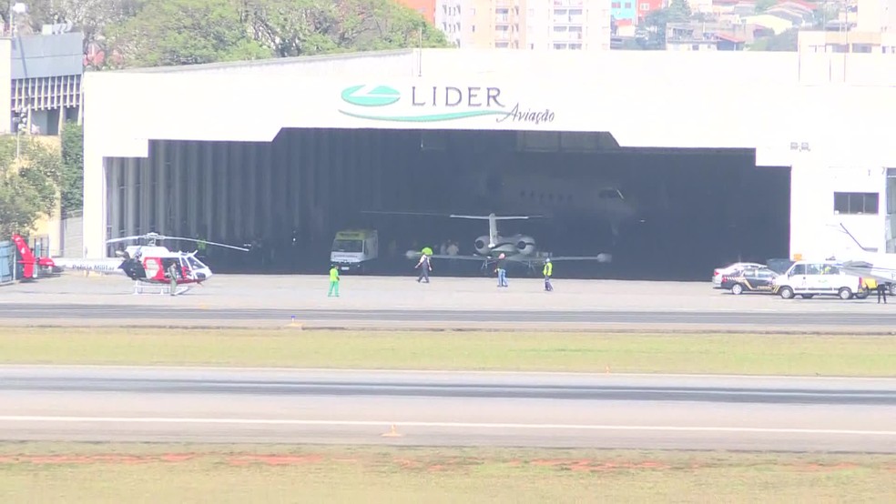 Hangar onde avião com o candidato Jair Bolsonaro estacionou em São Paulo (Foto: Reprodução/TV Globo)