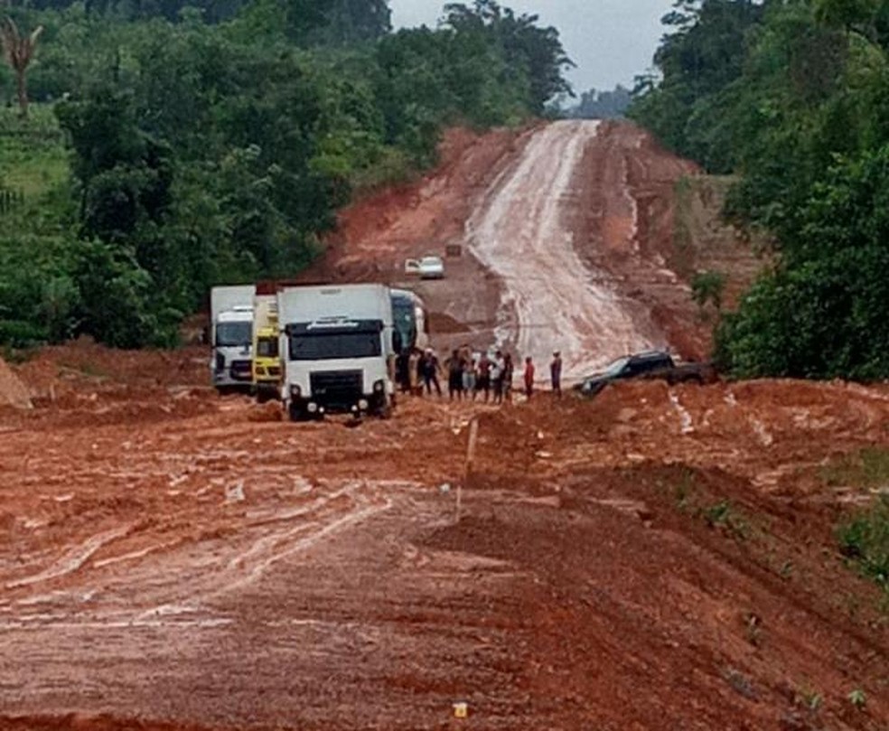 Atoleiro interdita BR-156 no interior do Amapá  — Foto: PRF/Divulgação