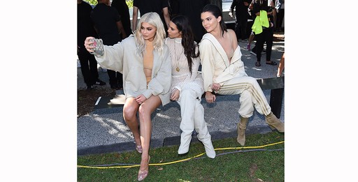 Kylie Jenner, Kim Kardashian e Kendall Jenner no desfile de Kanye West Yeezy Season 4