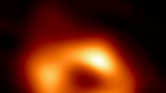 Cientistas simulam em laboratório plasma brilhante em torno de buracos negros
