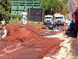 Equipes ainda faziam a limpeza do local do acidente em Ibitinga  (Foto: Alan Schneider/ G1)