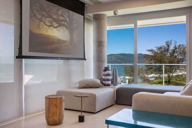 Apartamento minimalista enfatiza a integração com o mar em Florianópolis (Foto: José Luiz Somensi)