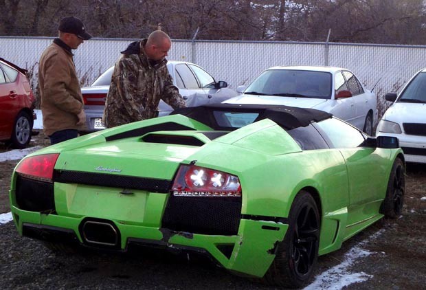 Em 2009, o norte-americano David Dopp, de Santaquin, no estado de Utah (EUA), bateu uma Lamborghini Murcielago de US$ 380 mil apenas seis horas depois de ganhá-la em um concurso (Foto: Alex Cabrero/The Deseret News/AP)