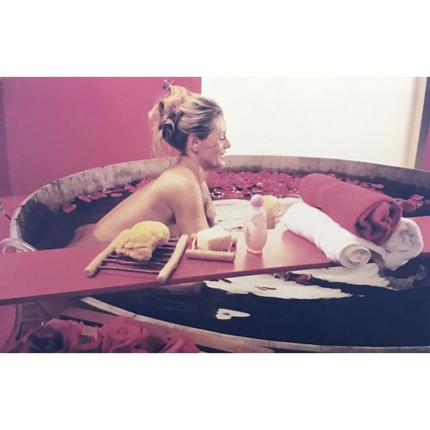 Vera Fisher aparece nua em banheira com pétalas de rosa ao relembrar comercial (Foto: Reprodução/Instagram)