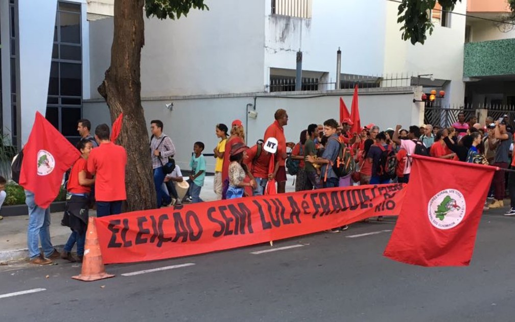  Em Goiânia, manifestantes exibem faixa com a frase 
