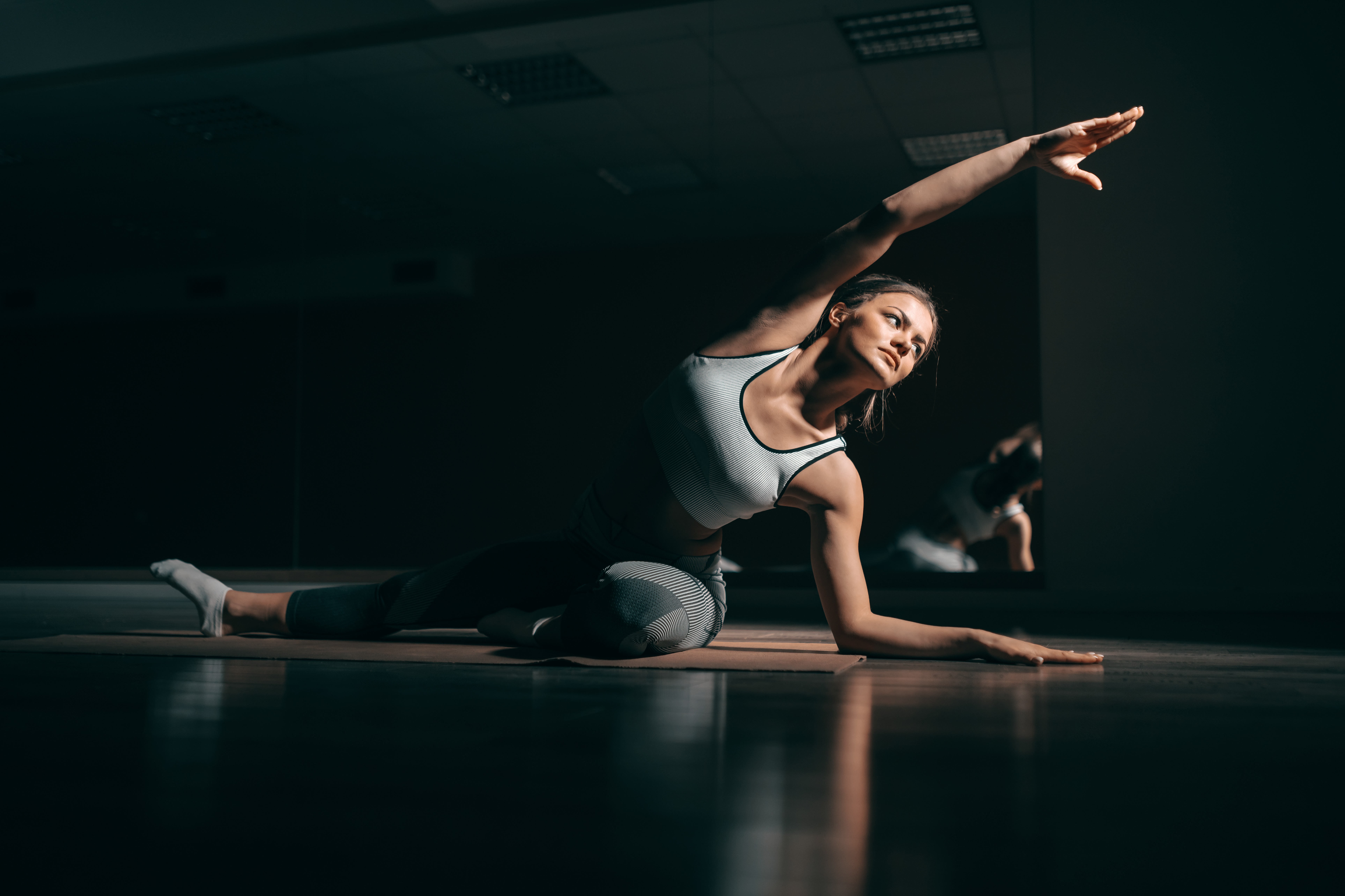 Yoga Coloca Mulher E Homem Do Aquecimento Da Ginástica Exercícios