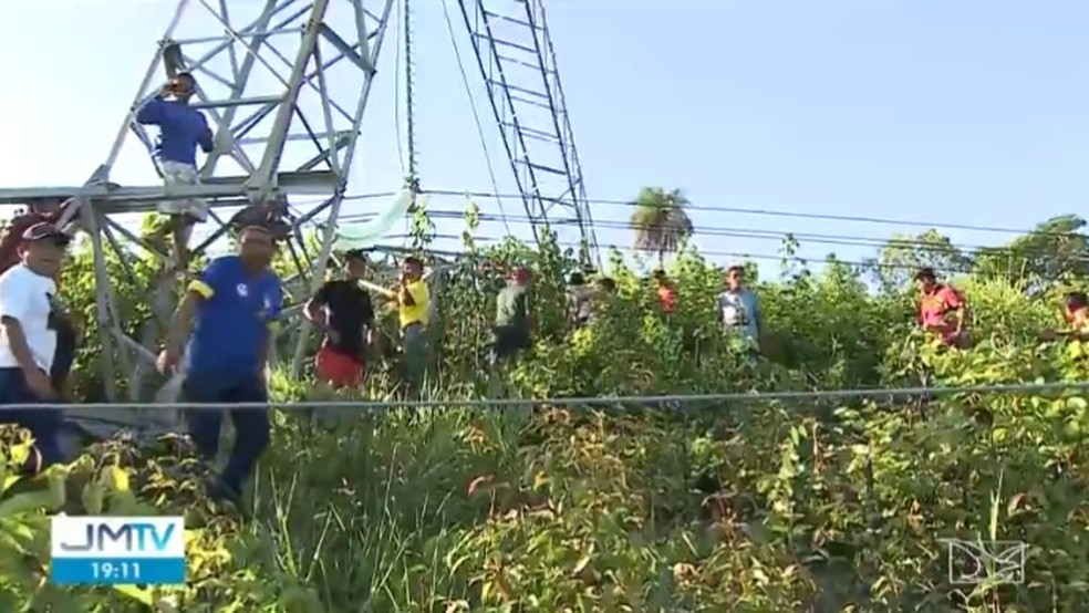Indígenas ameaçam derrubar mais torres de energia na Reserva Cana Brava — Foto: Reprodução/TV Mirante
