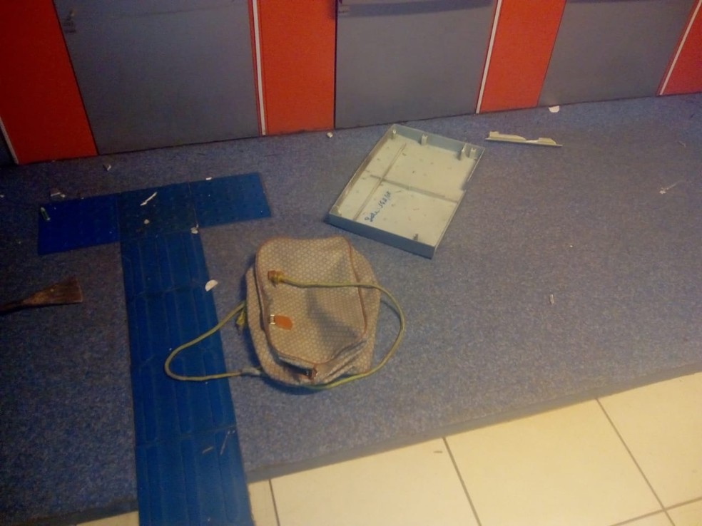 Objetos deixados pelos suspeitos dentro do banco  Foto: Polícia Militar - MT