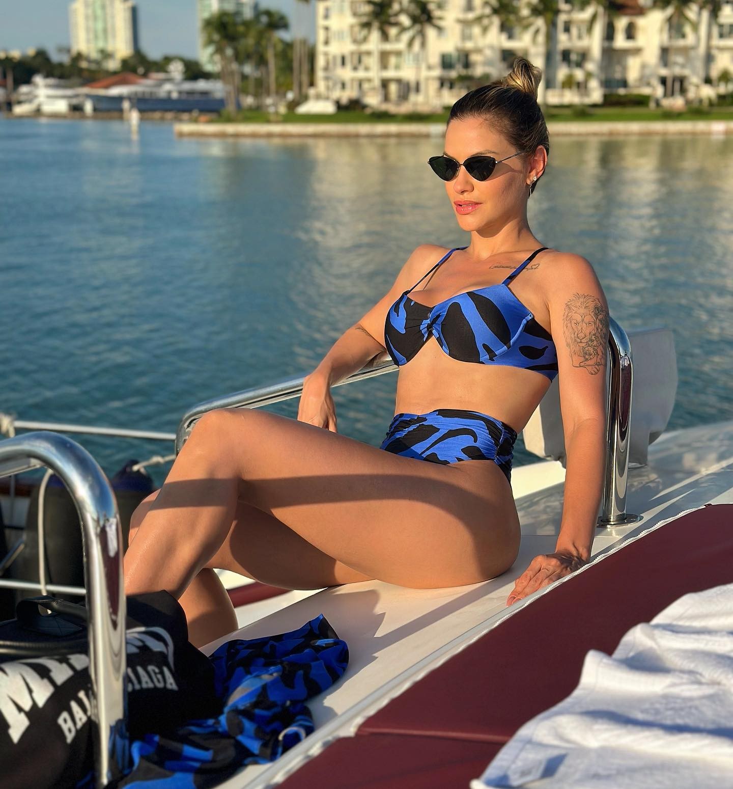 Andressa Suita aproveita passeio de barco com a família e posa de biquíni (Foto: Reprodução / Instagram)