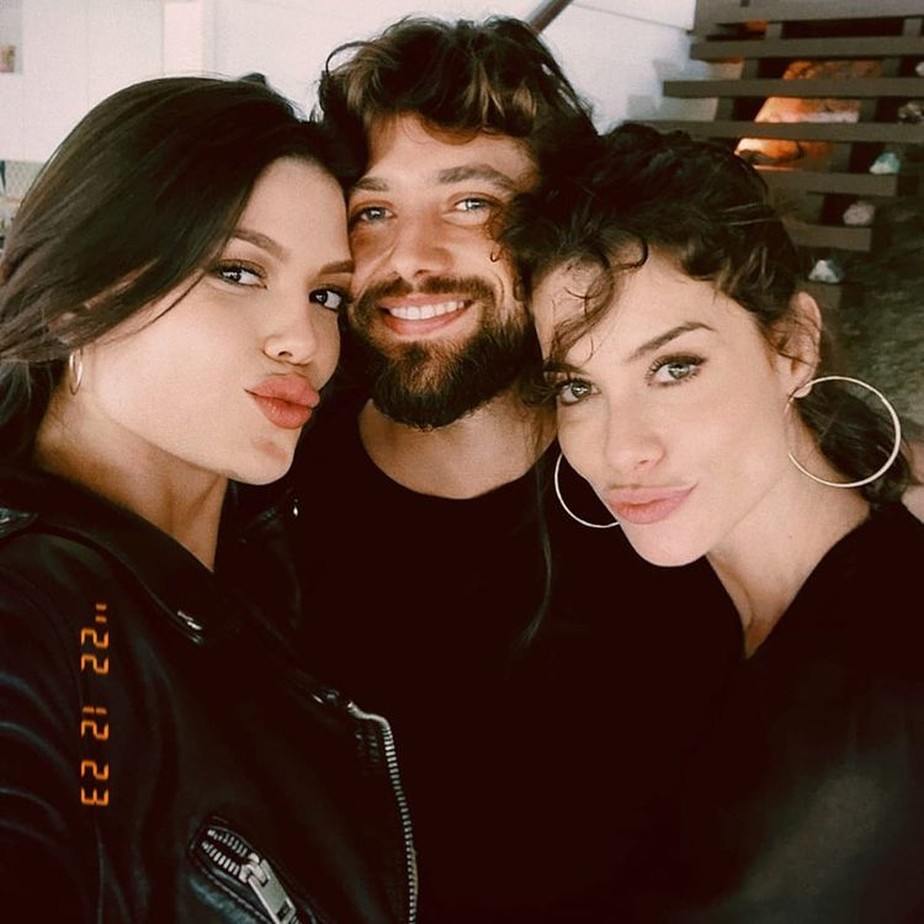 Alinne Moraes posa com Rafael Cardoso e Vitória Strada: 'Reencontro de milhões'
