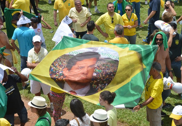 Manifestantes carregam bandeira do Brasil com rosto do juiz federal Sérgio Moro durante protesto contra a corrupção e pró-impeachment na Esplanada dos Ministérios em Brasília (Foto: Wilson Dias/Agência Brasil)