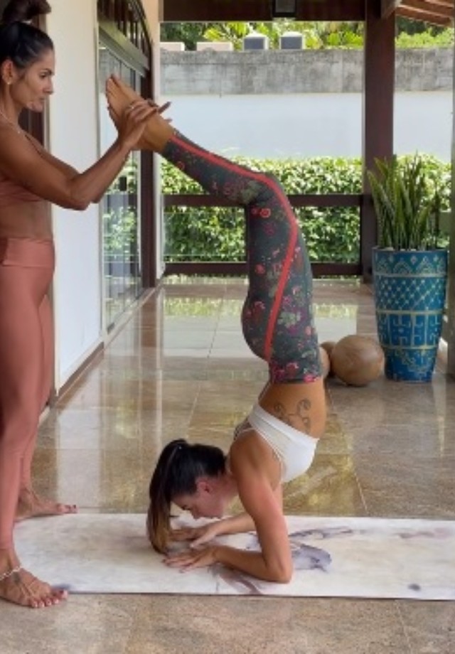 Isis Valverde praticando ioga (Foto: Reprodução/Instagram)