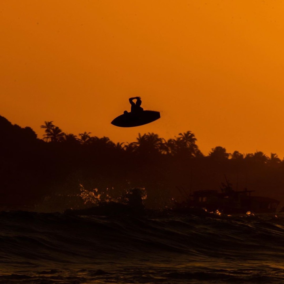Ítalo Ferreira em pôr do sol que impressiona — Foto: Marcelo Buchecha