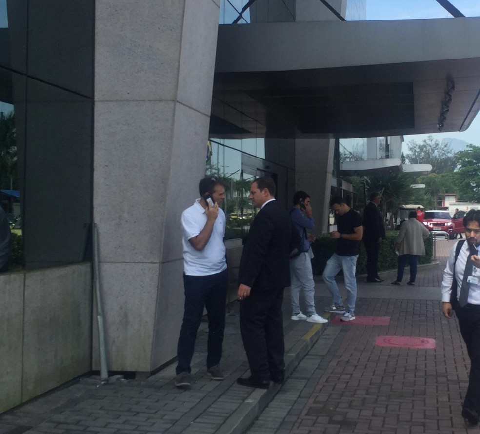 M&eacute;dicos do Milan que examinaram Paquet&aacute; conversam do lado de fora da cl&iacute;nica &mdash; Foto: Raphael Zarko