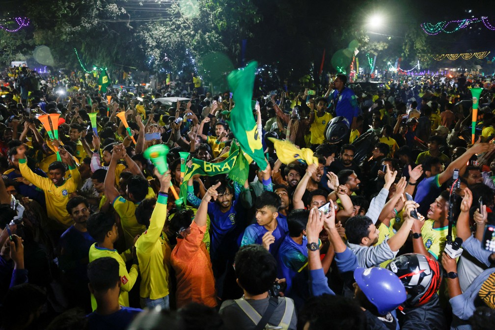 Torcedores comemoraram a vitória do Brasil na Universidade de Dhaka, em Bangladesh — Foto: Mohammad Ponir Hossain/Reuters