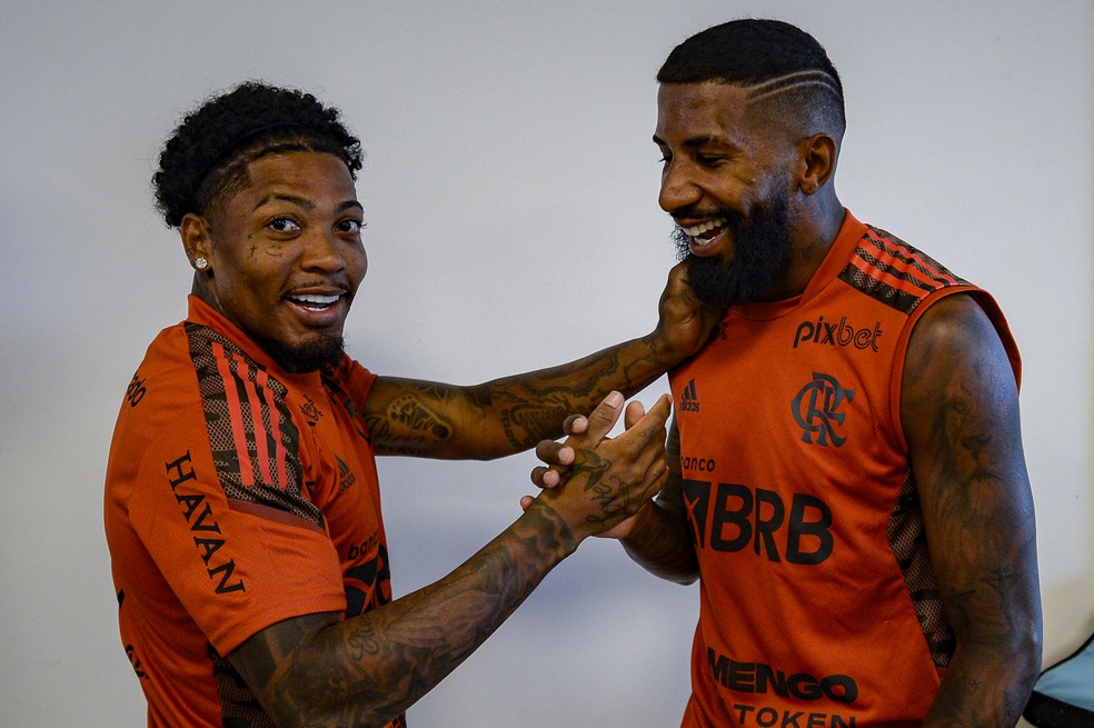 Marinho tem seu primeiro encontro com Rodinei no Flamengo — Foto: Marcelo Cortes/Flamengo