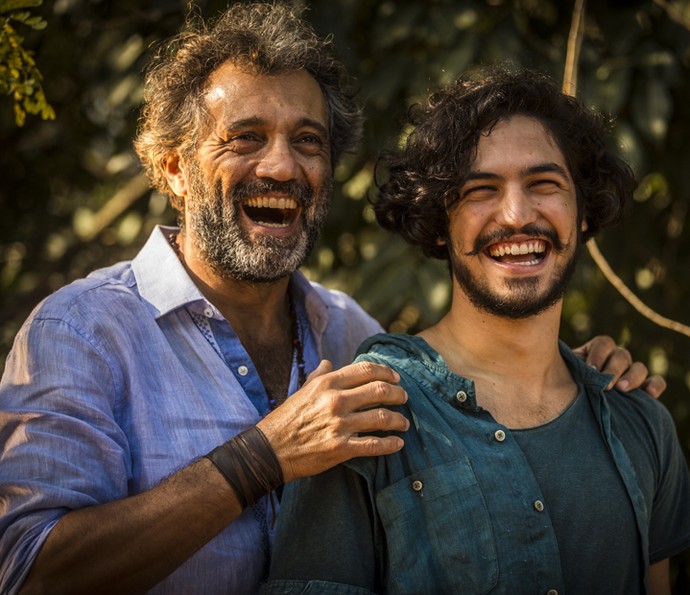 Gabriel Leone e Domingos Montagner eram só sorrisos nos bastidores (Foto: Inácio Moraes/ Gshow)