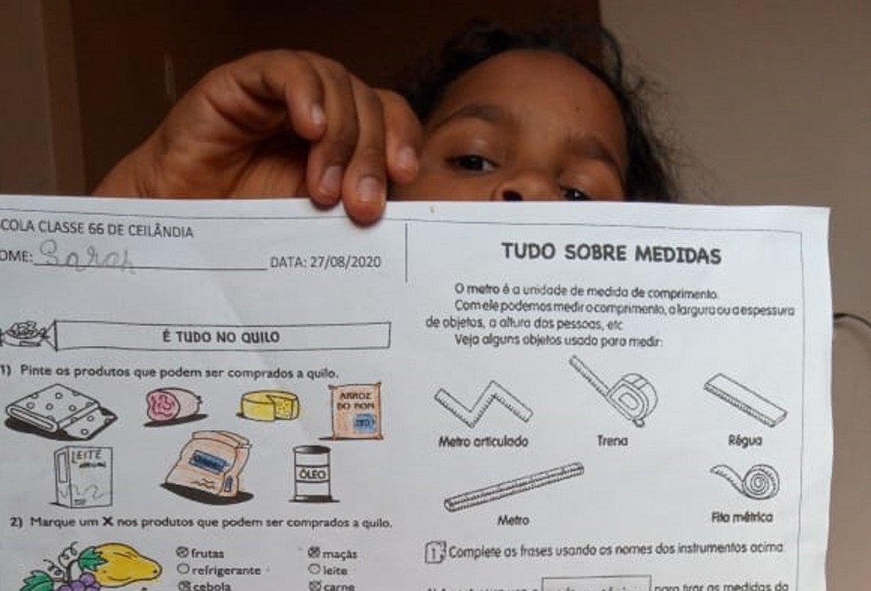 Aluna em Ceilândia, no DF, Sarah Gonçalves, de cinco anos, mostra tarefa impressa de escola feita durante pandemia — Foto: Arquivo pessoal 