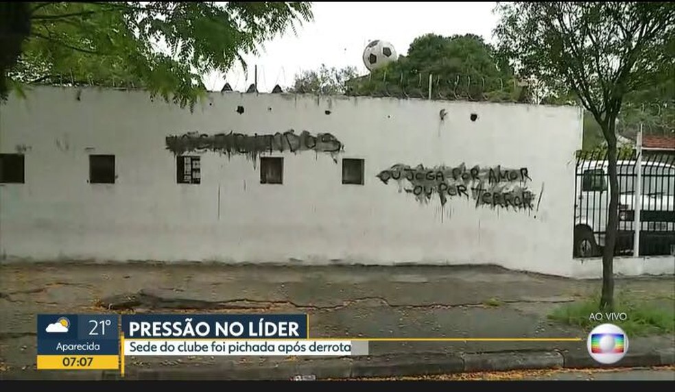 Muros pichados no Parque São Jorge (Foto: reprodução)