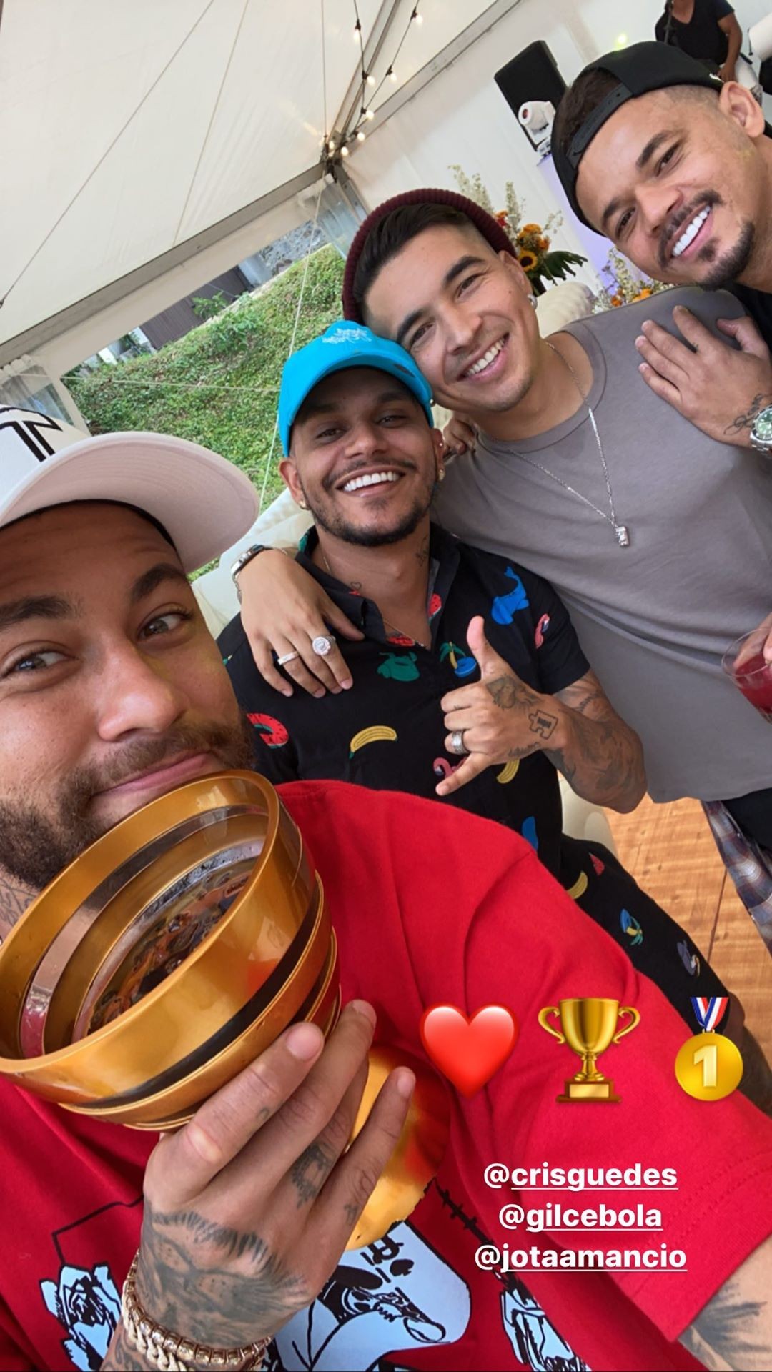 Neymar faz festa com amigos (Foto: Reprodução / Instagram)