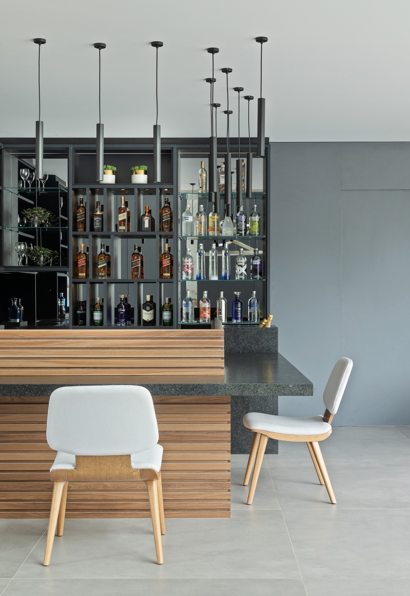 Décor do dia: living integrado à cozinha tem bar e pé-direito alto (Foto: Mariana Boro)