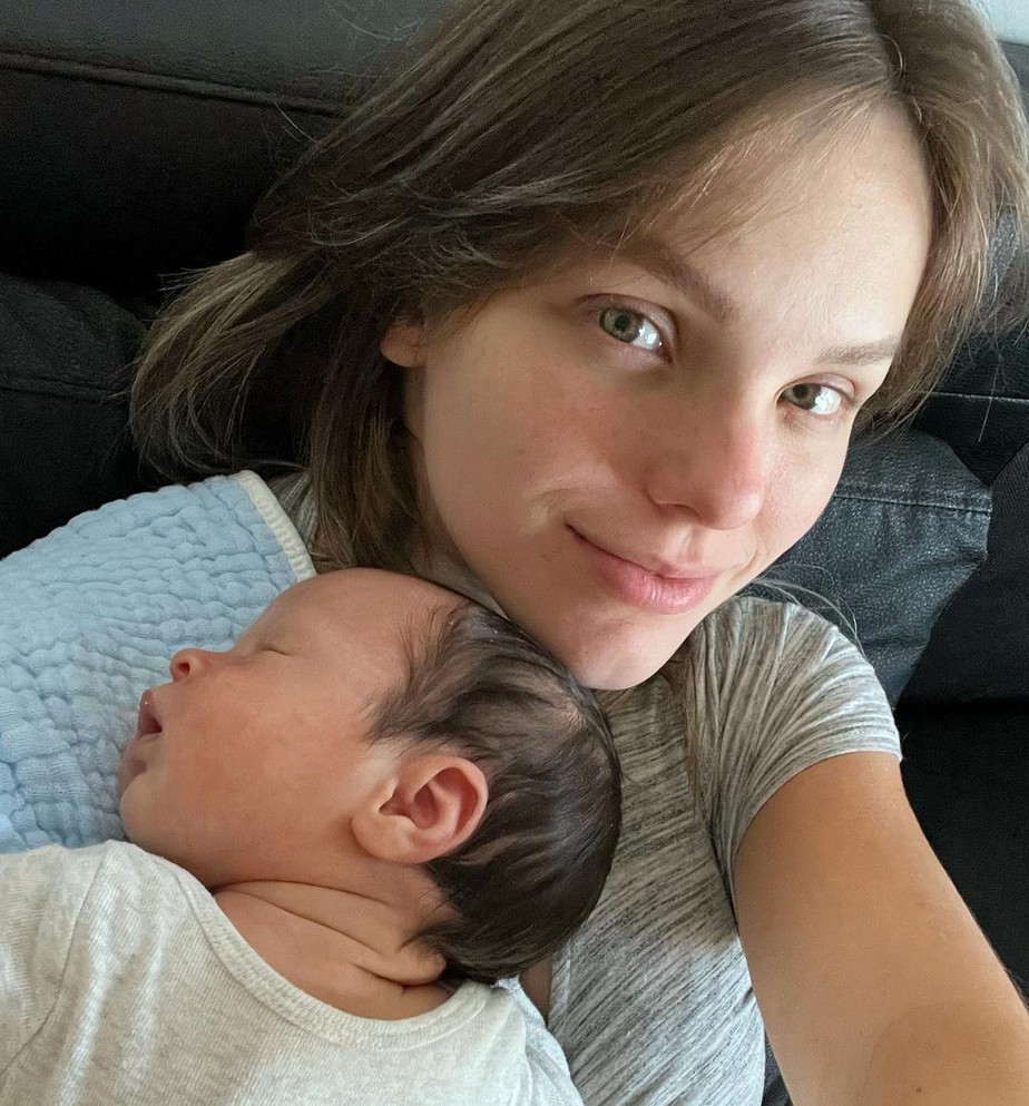 Letícia Navas posa com o filho recém nascido