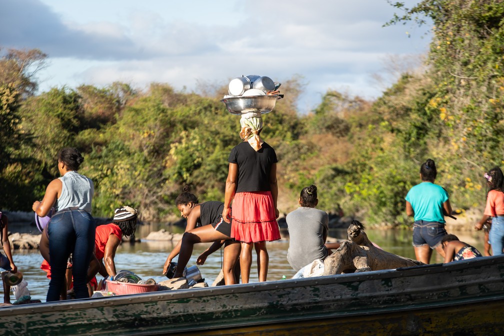 É do rio que se tira a água para beber, tomar banho e cozinhar, já que a água encanada e o saneamento ainda não chegaram para a comunidade Vão de Almas. — Foto: Fábio Tito/G1